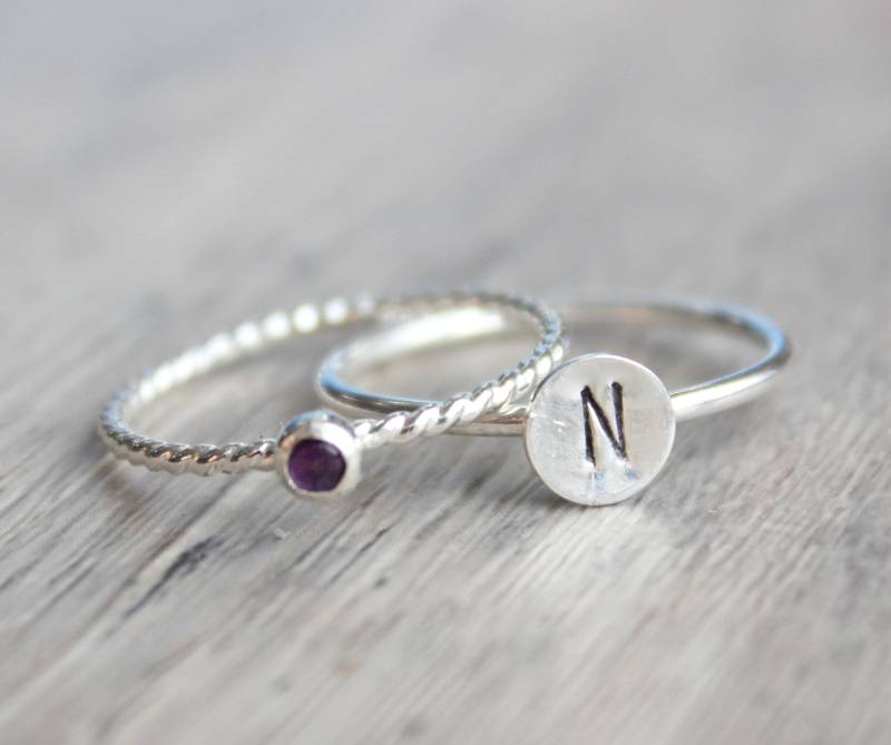 Sterling Silber Initial Ring Set Amethyst Geburtsstein Stapelringe von LyndyLouDesigns