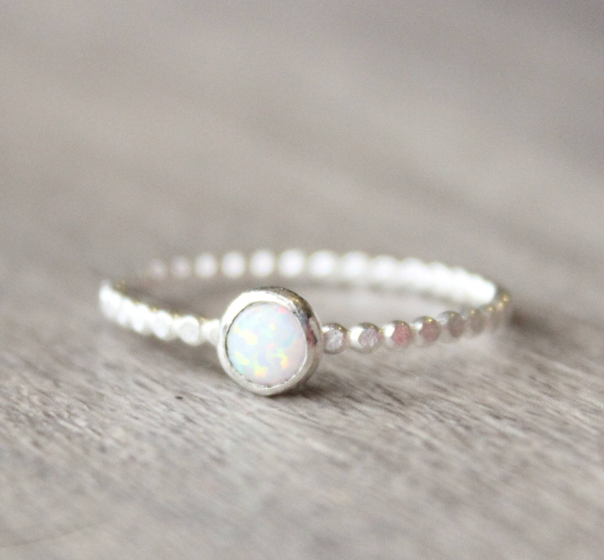 Sterling Silber Lab Opal Ring Lünette Set Stacking Band von LyndyLouDesigns