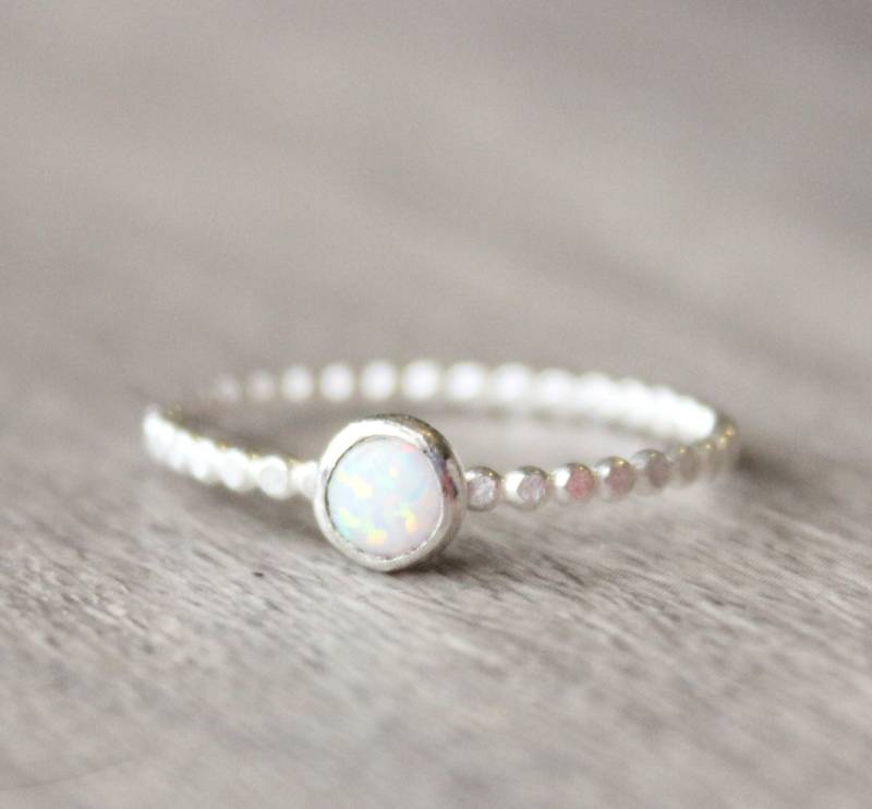 Sterling Silber Lab Opal Ring Lünette Set Stacking Band von LyndyLouDesigns