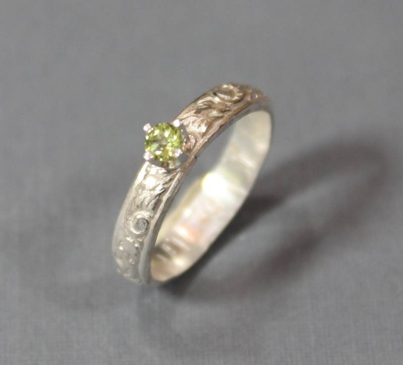 Sterling Silber Peridot Ring Gemusterte Stapelband von LyndyLouDesigns