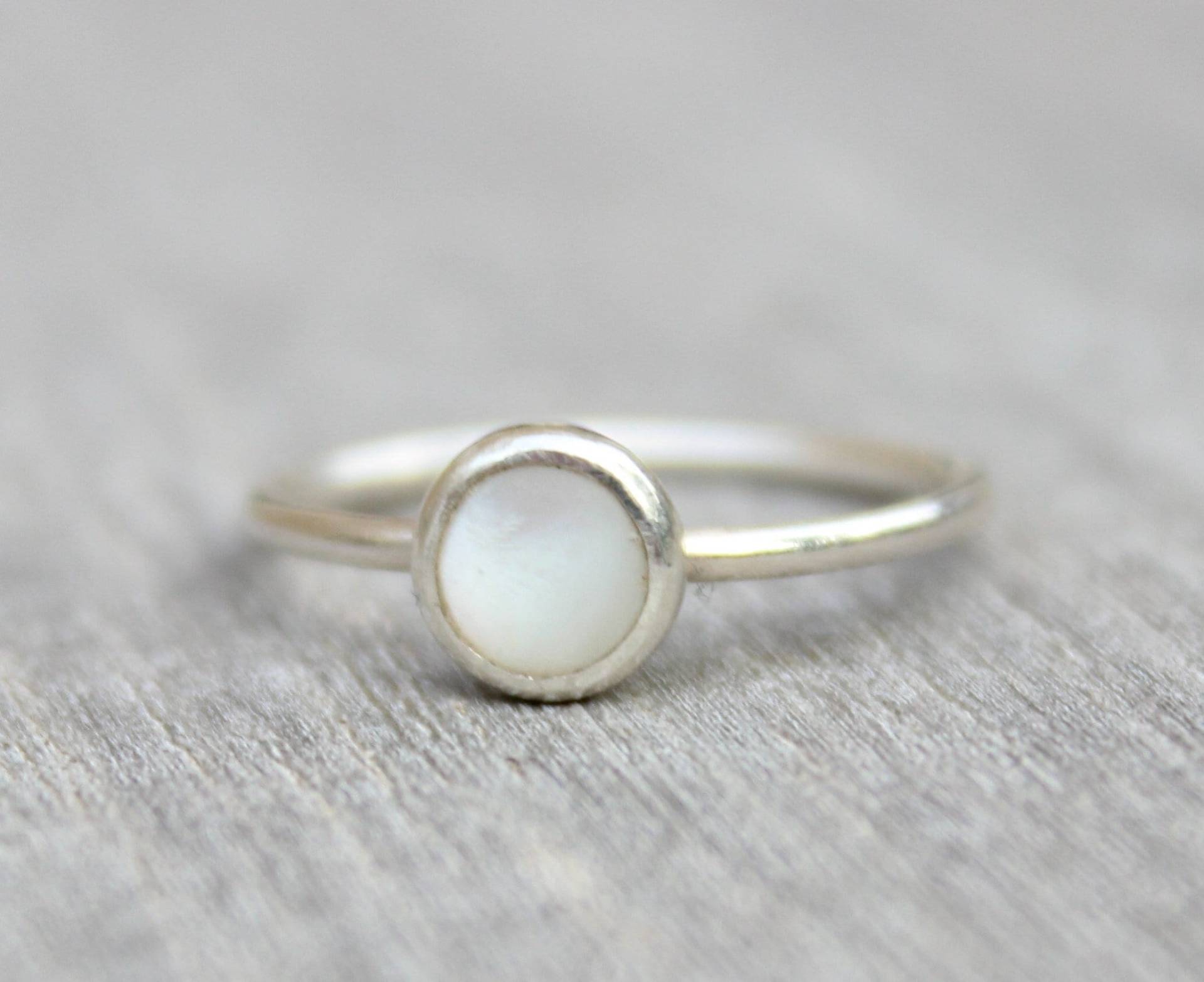 Sterling Silber Perlmutt-Ring 6 Mm Cabochon Stacking Band Sterling Silber Perlmutt-Ring 6 Mm Cabochon Stacking Band von LyndyLouDesigns