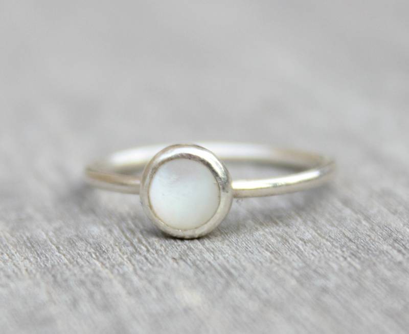 Sterling Silber Perlmutt-Ring 6 Mm Cabochon Stacking Band von LyndyLouDesigns