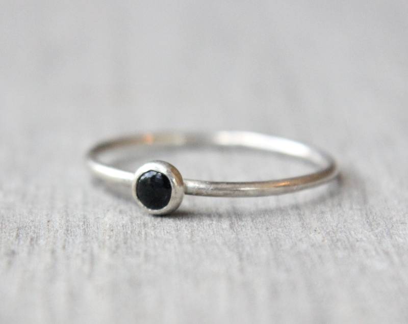 Sterling Silber Saphir Ring September Birthstone Stacking Band von LyndyLouDesigns