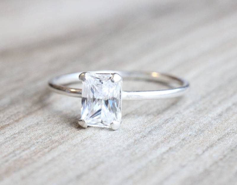 Sterling Silber Smaragd Cut Cz Stacking Ring - April Geburtsstein von LyndyLouDesigns