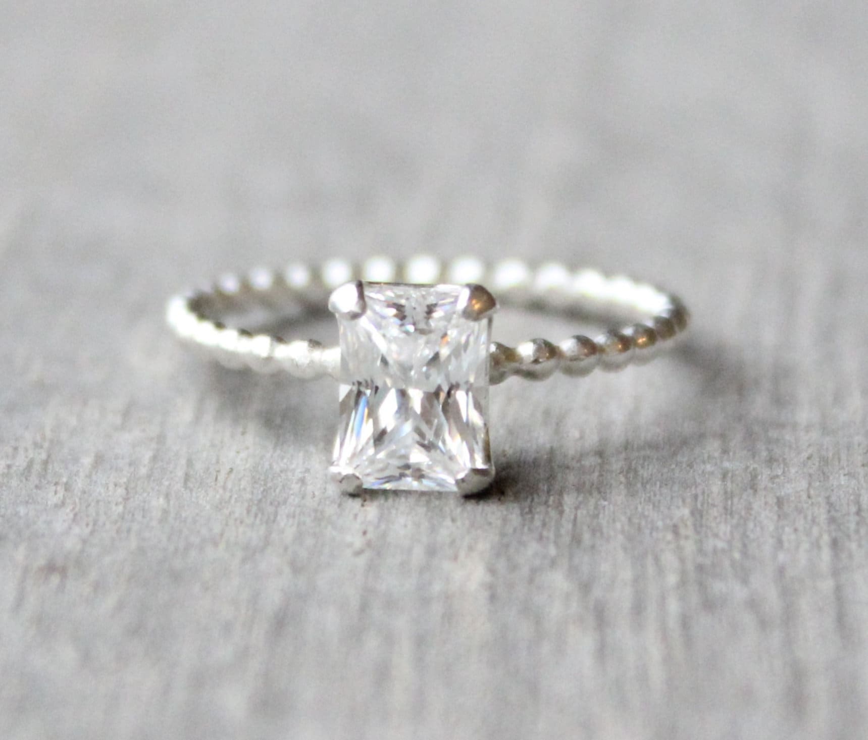 Sterling Silber Smaragd Cut Cz Stacking Ring - April Geburtsstein Sterling Silber Smaragd Cut Cz Stacking Ring - April Geburtsstein von LyndyLouDesigns
