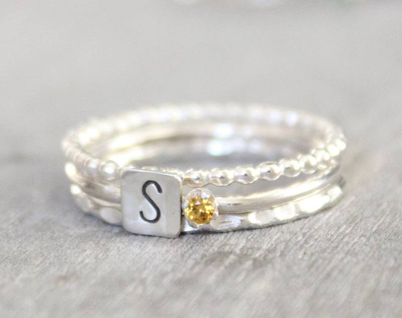 Sterling Silber Topas Ring Mit Initial - Geburtsstein Stapelringe Mutterringe Personalisiertes Set 3 Stapelringen von LyndyLouDesigns