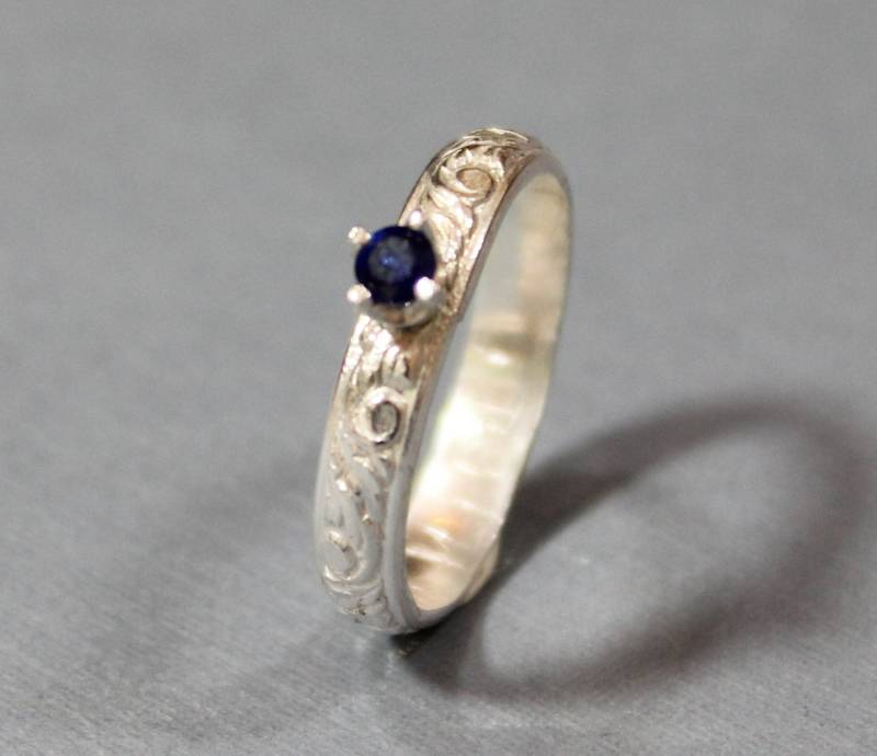 sterling Silber Gemusterter Bandring September Saphir Geburtsstein von LyndyLouDesigns