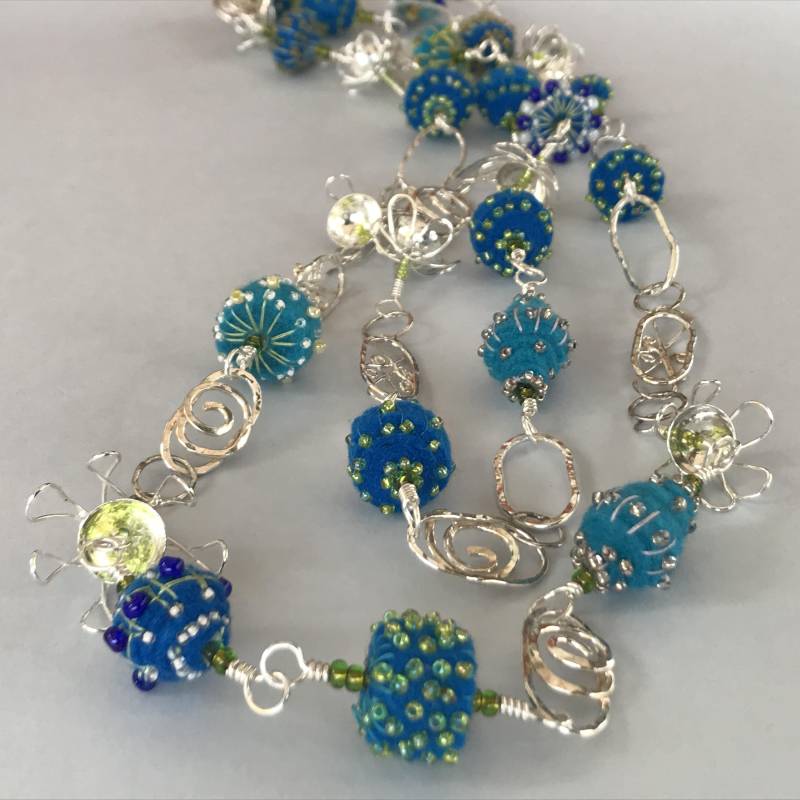 Filz, Dass Perlen Geschmückt Mit Und Silber Gehämmert Einzigartige Handgemachte Halskette von LynetteFast