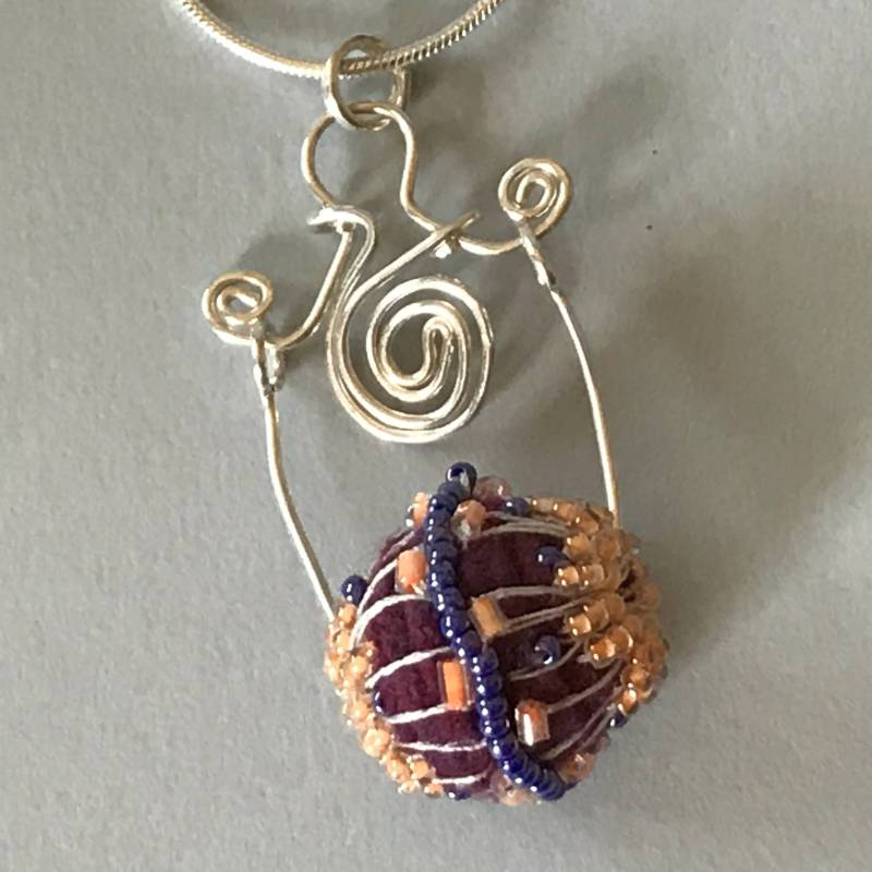 Handgefertigte Einzelne Filzperle Mit Glasperlen-Halskette Handgefertigte Einzelne Filzperle Mit Glasperlen-Halskette von LynetteFast