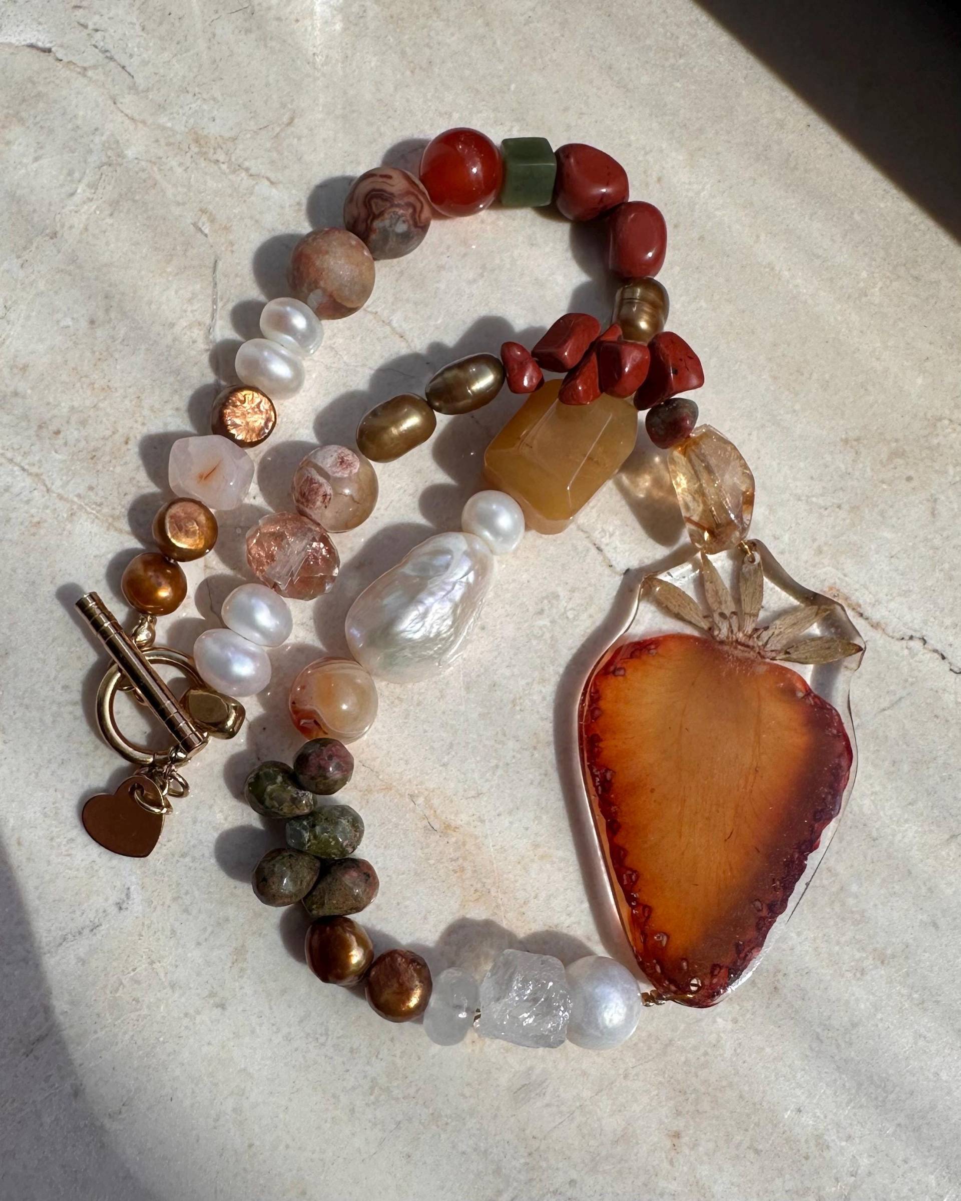 Echte Erdbeer-Harz Anhänger Halskette Edelsteine & Barocke Perlen von LyninaStore