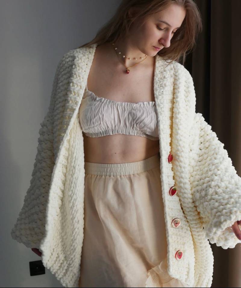 Plüschweiße Strickjacke Echte Erdbeer-Harzknöpfe, Kuscheliger Cottagecore-Pullover von LyninaStore