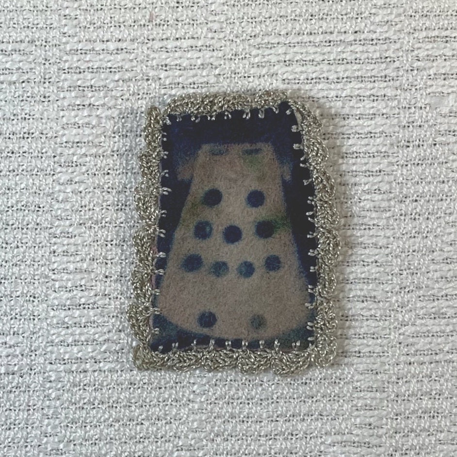 E1335 Handgemachte Filz Resist Dyed Brosche von LynnSchusterDesigns