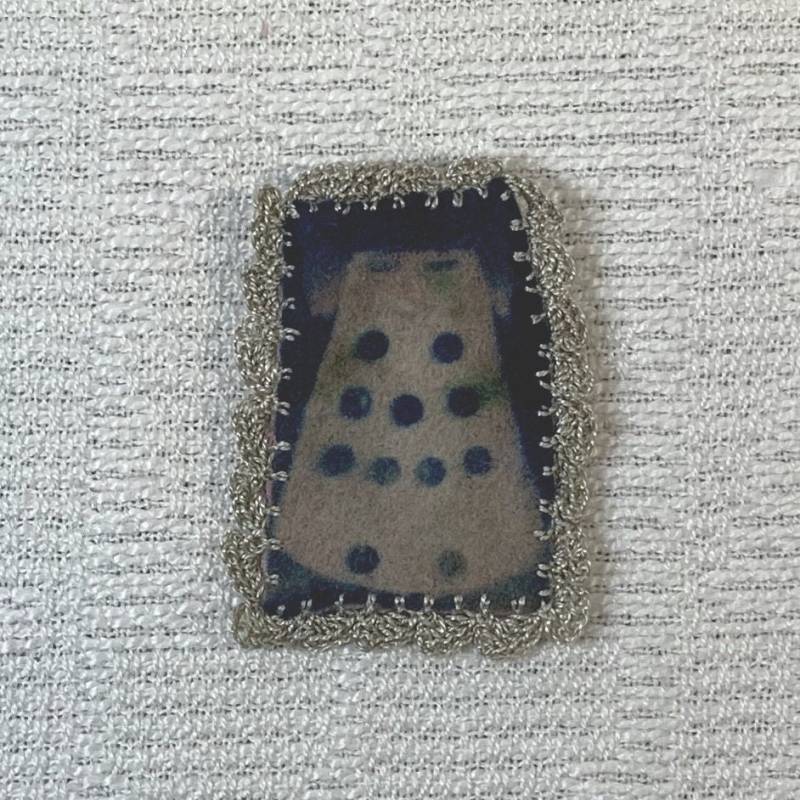 E1335 Handgemachte Filz Resist Dyed Brosche von LynnSchusterDesigns