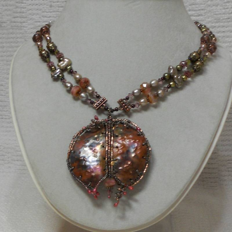 E527 Mixed Metals Anhänger Wire Wrapped, Geglühte Und Geschmiedete Kupfer Perlen-Halskette von LynnSchusterDesigns
