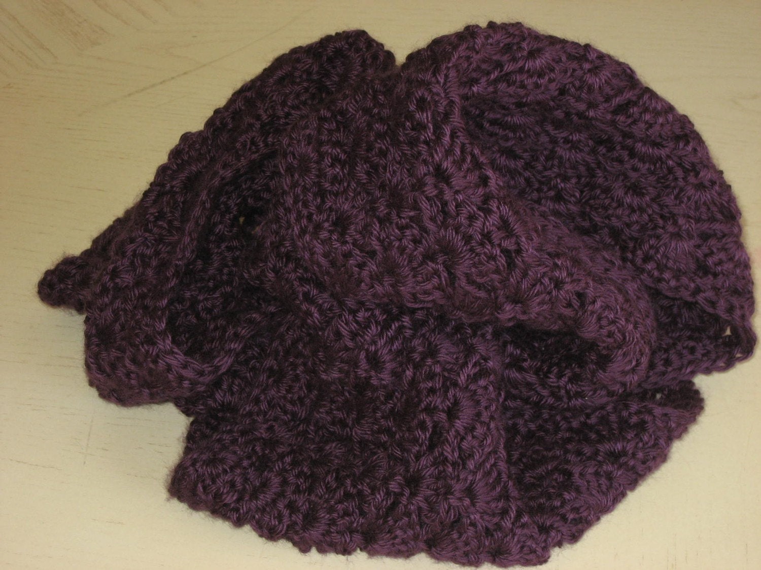 Handgemachter Gehäkelter Möbius Schal Plum Purple Infinity Schlauchschal Handgemachter Gehäkelter Möbius Schal Plum Purple Infinity Schlauchschal von LynnandThings