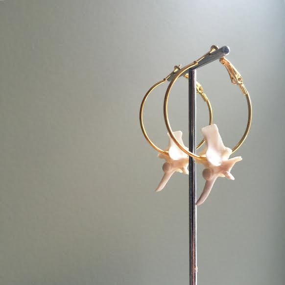 Klapperschlangen Wirbel Ohrringe - Gold Knochen Schmuck Präparierter Schlange Kuriosität Klapperschlangen Wirbel Ohrringe - Gold Knochen Schmuck Präparierter Schlange Kuriosität von LynneAndLucille