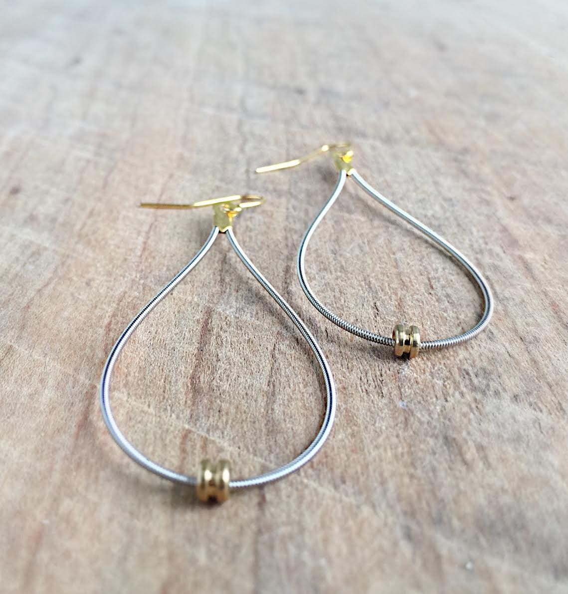 Recycelte E-Gitarren-string-Ohrringe Mit Kontrastierendem Kugel-Enddetail - Gitarrenstränge Silber Und Gold Tropfen Rock & Roll Recycelte E-Gitarren-string-Ohrringe Mit Kontrastierendem Kugel-Enddetail - Gitarrenstränge Silber Und Gold Tropfen Rock & Roll von LynneAndLucille
