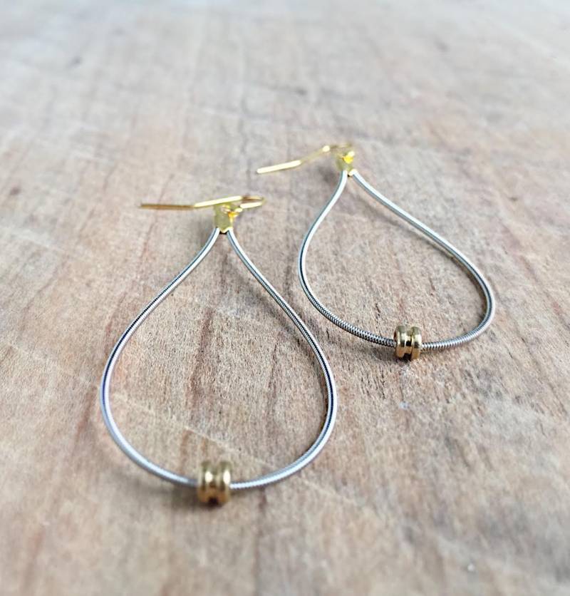 Recycelte E-Gitarren-string-Ohrringe Mit Kontrastierendem Kugel-Enddetail - Gitarrenstränge Silber Und Gold Tropfen Rock & Roll von LynneAndLucille