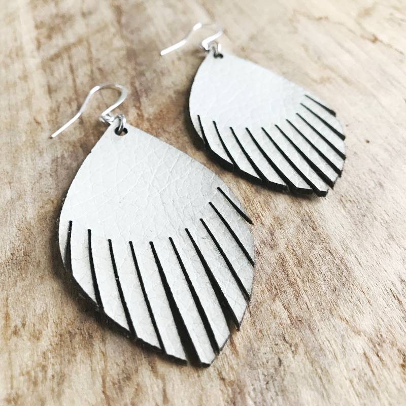 Weißes Leder Fransen Ohrringe - Recycling-Leder Festival Mode Nachhaltig Rock Und Roll Geschenk Für Sie Leicht Weißes Leder Fransen Ohrringe - Recycling-Leder Festival Mode Nachhaltig Rock Und Roll Geschenk Für Sie Leicht von LynneAndLucille
