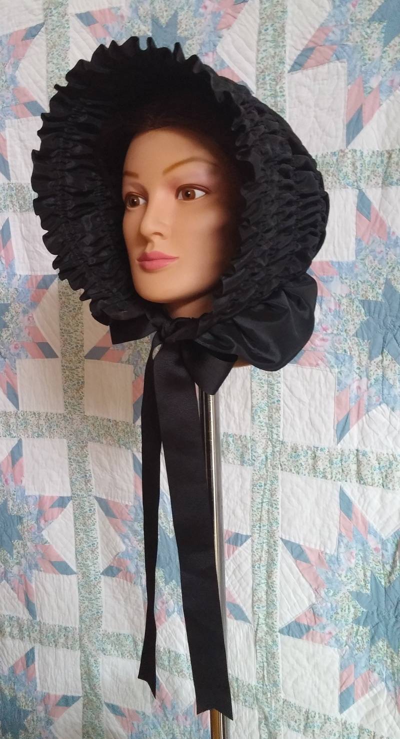 Mourning Bonnet - Gezeichnete Mütze von Lynnesewingcorner