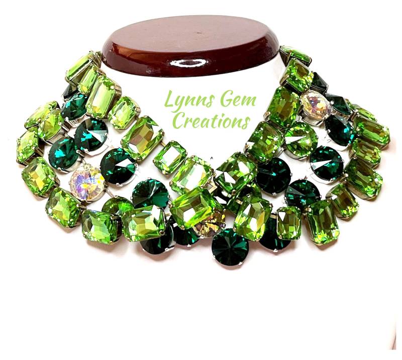 Peridot Grünen Collier Halsbänder, Anna Wintour Stil, Smaragd Strass Halsband, Riviere Halskette, Statement-Halskette, Schichtung Halsreifen von LynnsGemCreations