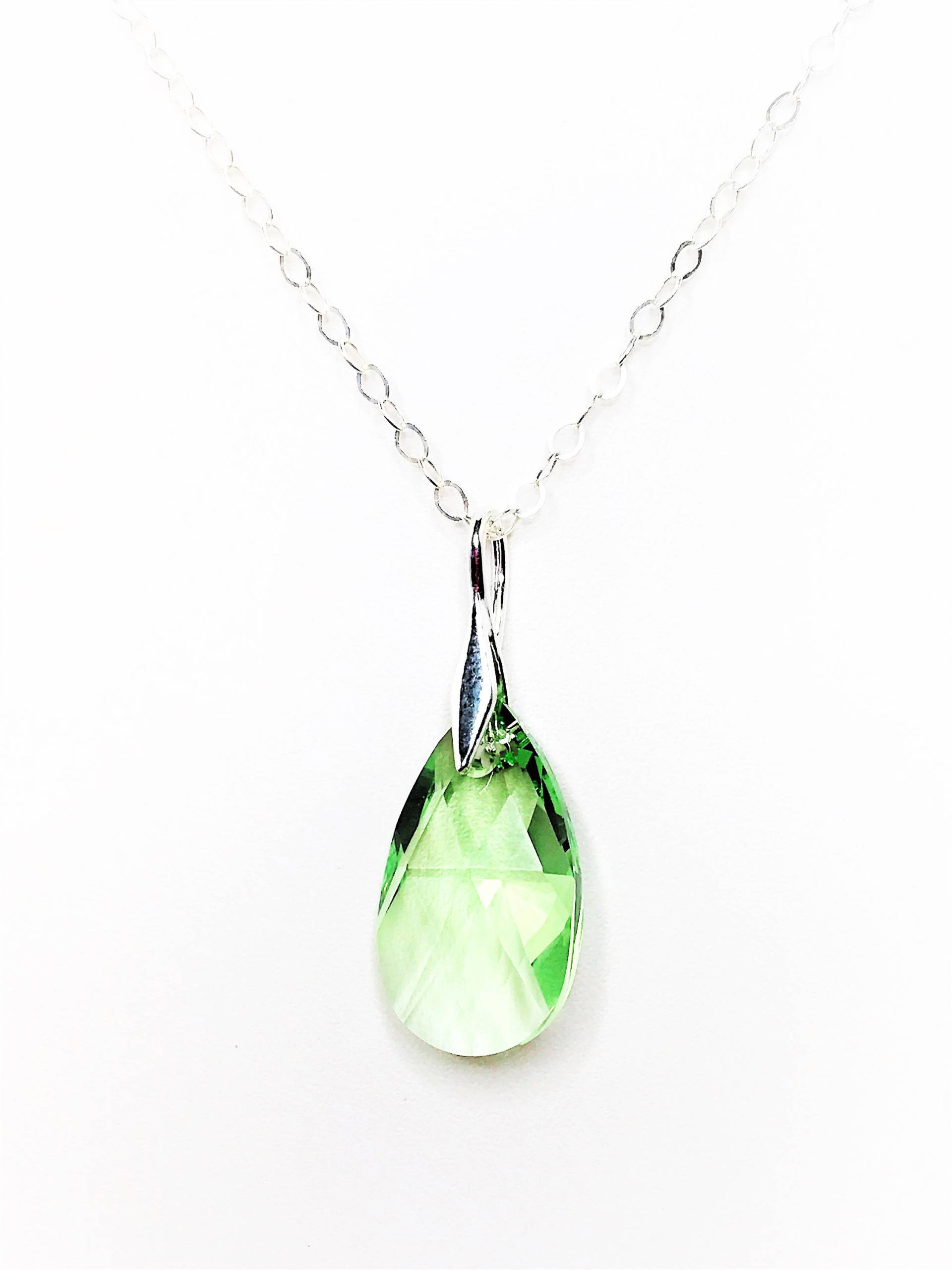 Peridot Grüner Kristall Teardrop Anhänger Sterling Silber Halskette Peridot Grüner Kristall Teardrop Anhänger Sterling Silber Halskette von LynnsGemCreations