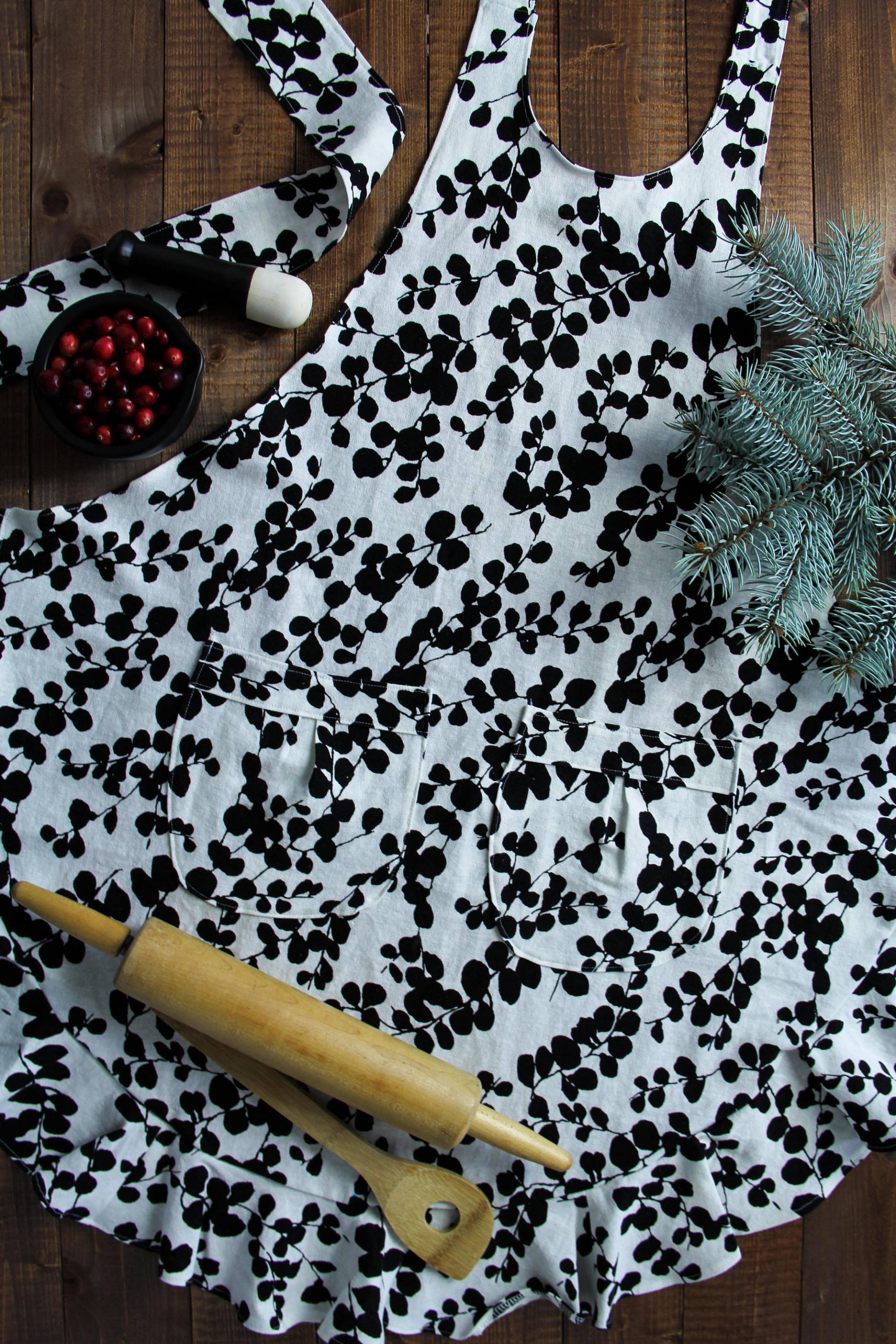Ivy Peppina Schürze in Schwarz Und Weiß Ivy Peppina Schürze in Schwarz Und Weiß von Lyonsandlinen