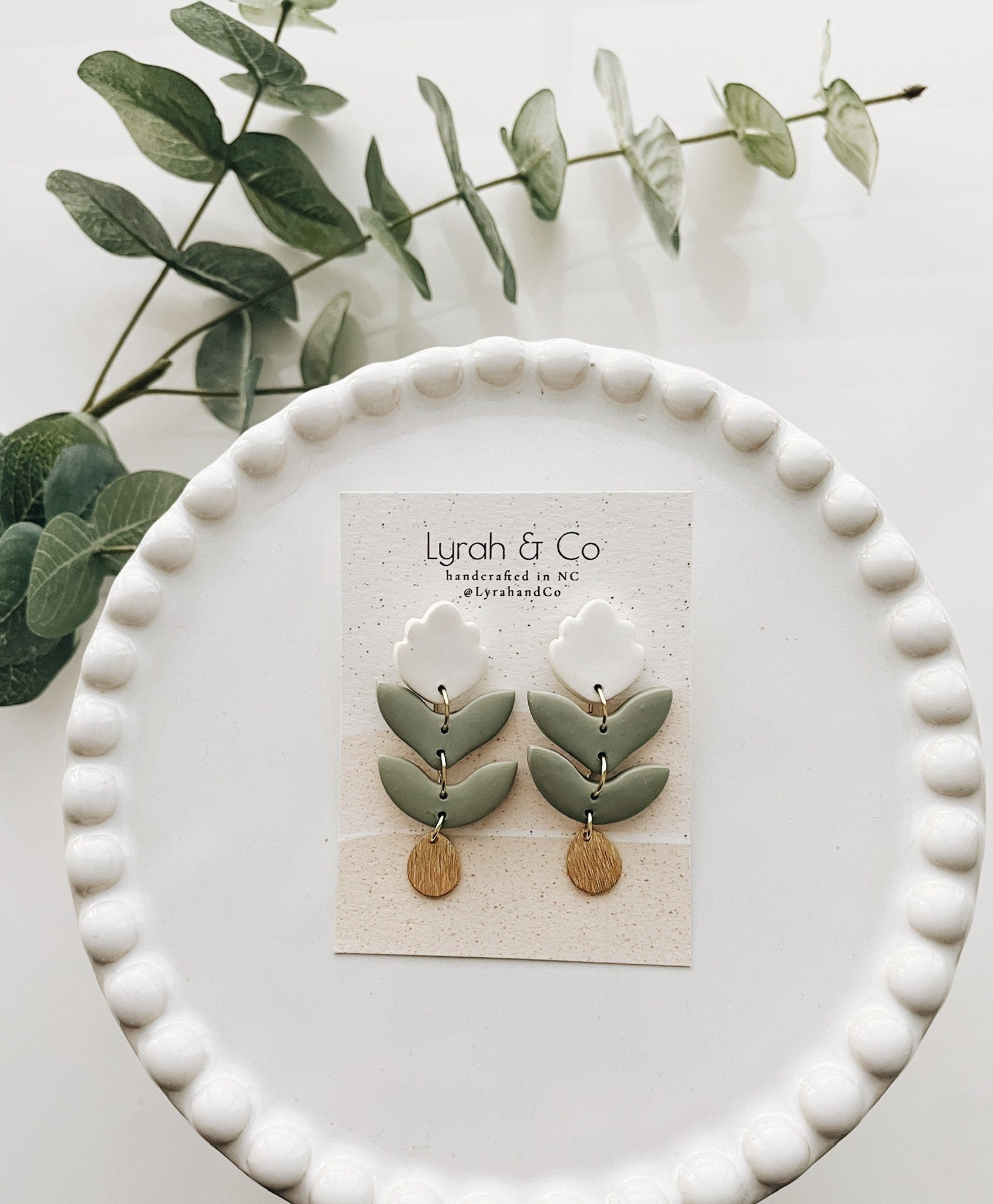 Salbei Und Weiße Blume Ohrringe Aus Polymer Clay/Lyrah Co von Lyrahandco