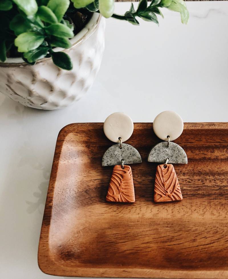 Terrakotta, Granit Und Ecru Polymer Clay Ohrringe/Lyrah Co Terrakotta, Granit Und Ecru Polymer Clay Ohrringe/Lyrah Co von Lyrahandco