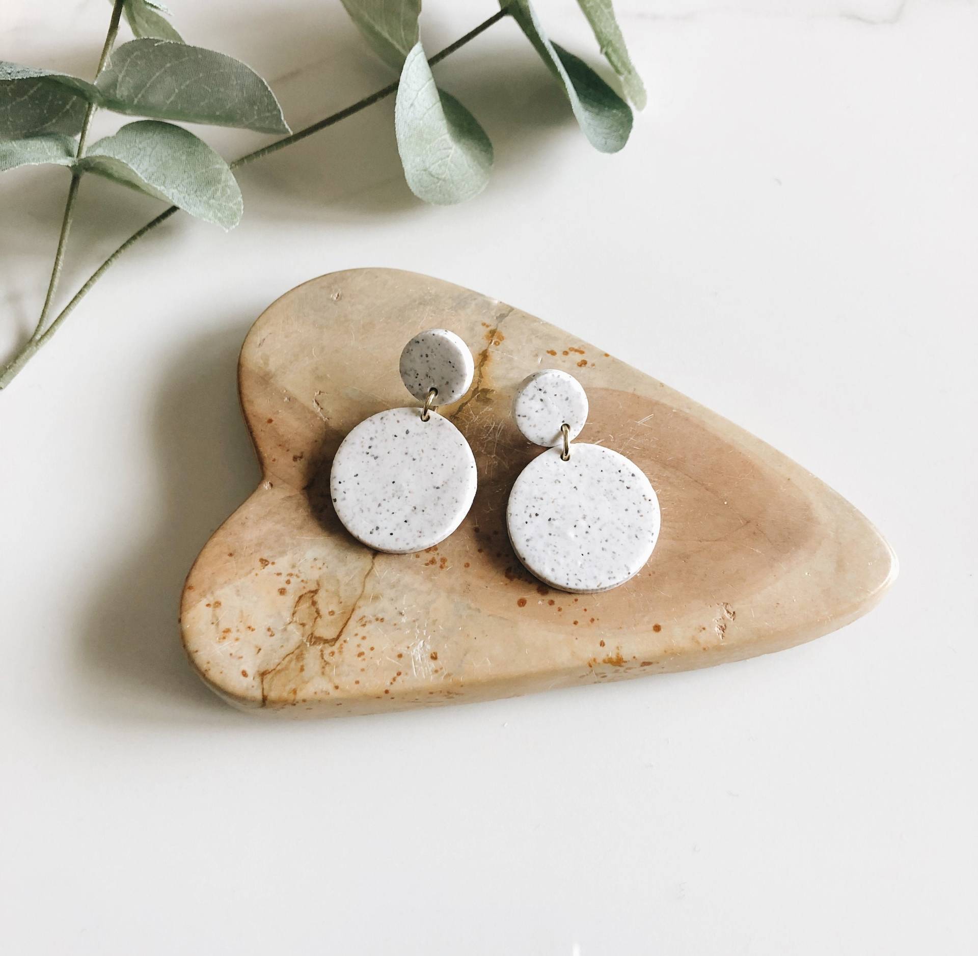 Weißer Granit Mini Ohrringe Aus Polymer Clay/Lyrah Und Co von Lyrahandco