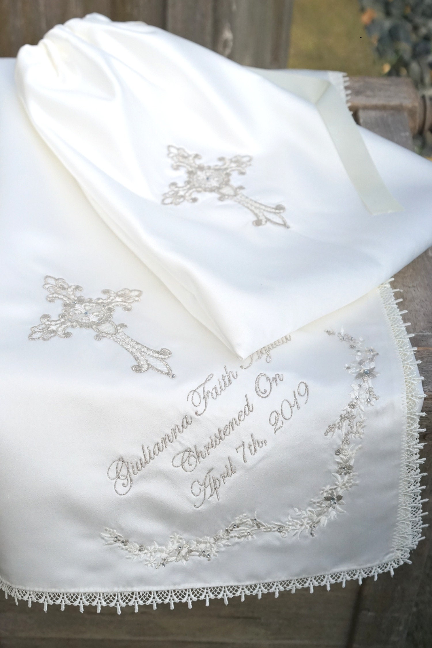 Elfenbeinfarbene Baby Tauf - /Taufdecke Mit Zarter Blumenstickerei Und Einem Kreuz Nach Ihren Wünschen Personalisiert Elfenbeinfarbene Baby Tauf - /Taufdecke Mit Zarter Blumenstickerei Und Einem Kreuz Nach Ihren Wünschen Personalisiert von LyuboveChristenings