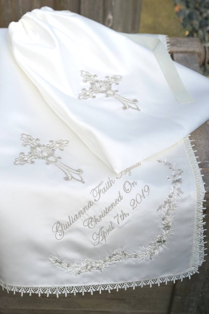 Elfenbeinfarbene Baby Tauf - /Taufdecke Mit Zarter Blumenstickerei Und Einem Kreuz Nach Ihren Wünschen Personalisiert Elfenbeinfarbene Baby Tauf - /Taufdecke Mit Zarter Blumenstickerei Und Einem Kreuz Nach Ihren Wünschen Personalisiert von LyuboveChristenings