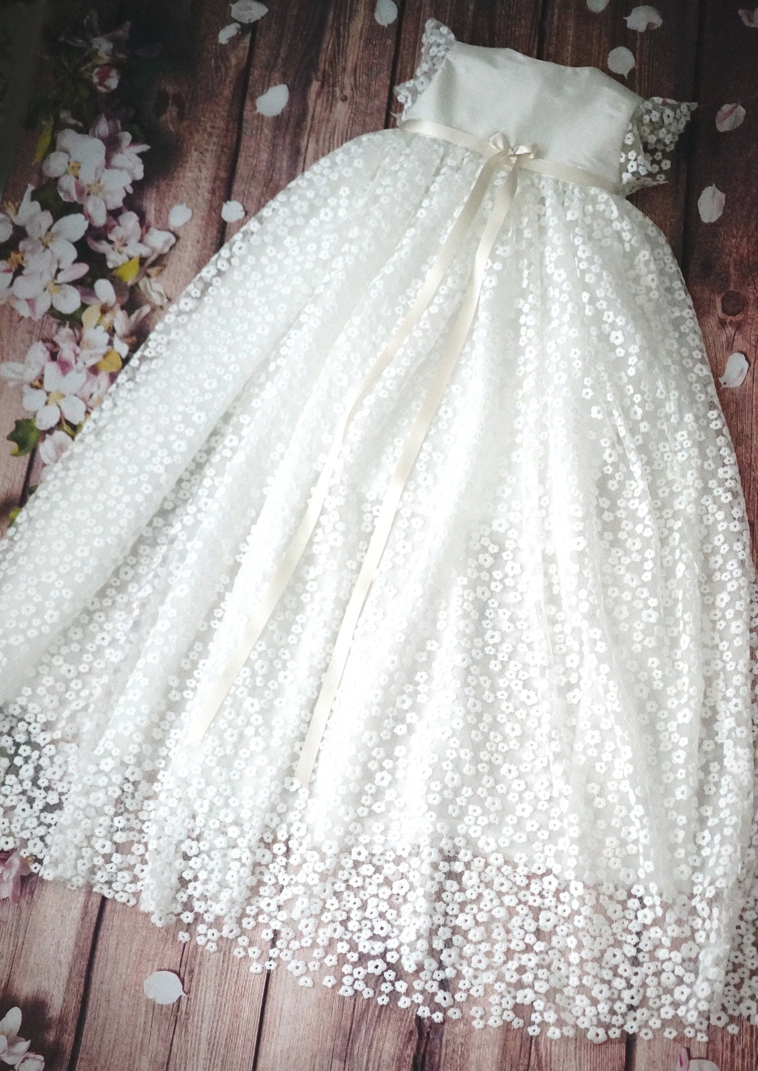 Prinzessin Meadow Blasses Elfenbein Taufblumenmädchen Kleid in Seide Tüll Und Spitze Prinzessin Meadow Blasses Elfenbein Taufblumenmädchen Kleid in Seide Tüll Und Spitze von LyuboveChristenings