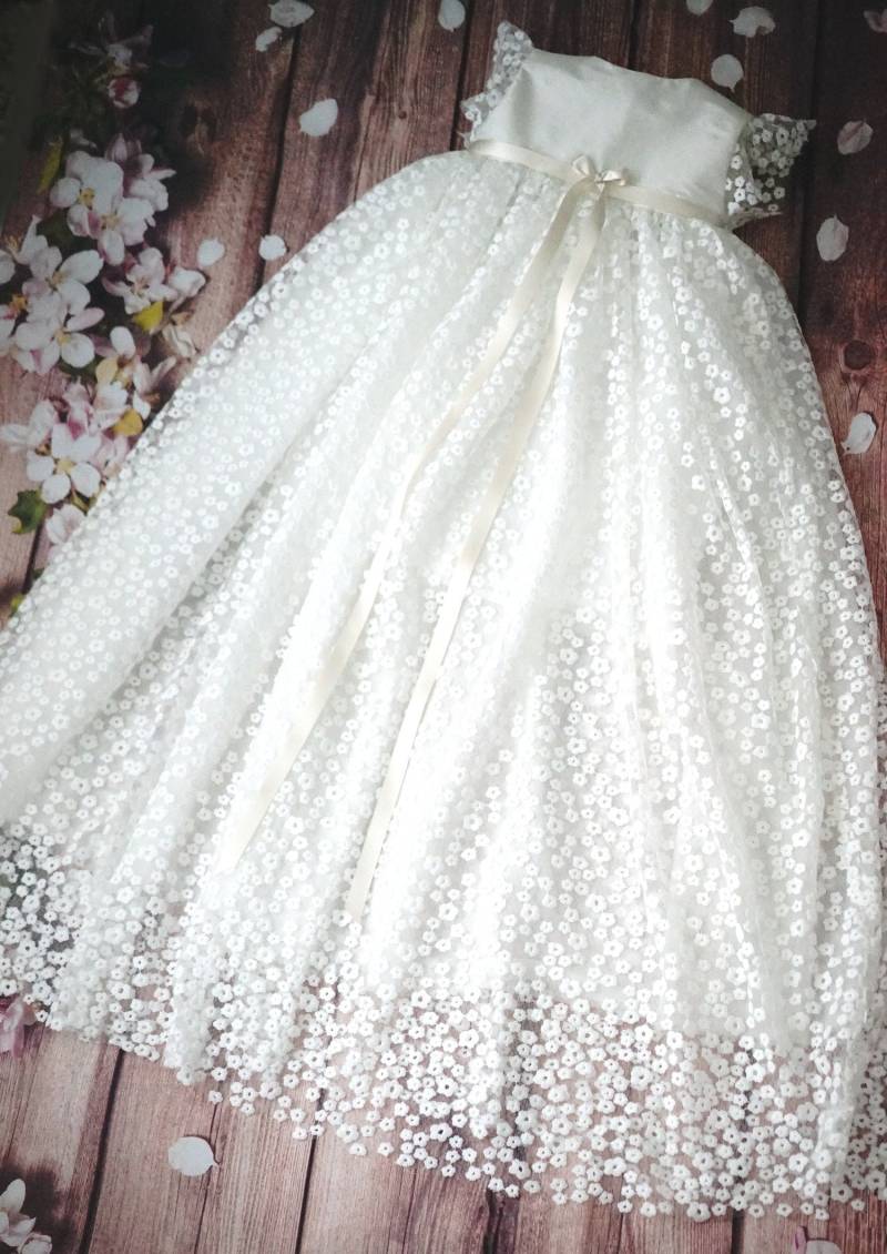 Prinzessin Meadow Blasses Elfenbein Taufblumenmädchen Kleid in Seide Tüll Und Spitze von LyuboveChristenings