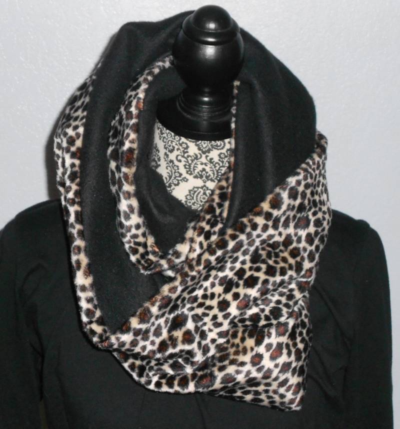 Kunstfell Animal Print Wendeloop Loop Schal Kunstfell Animal Print Wendeloop Loop Schal von Lyvondesign