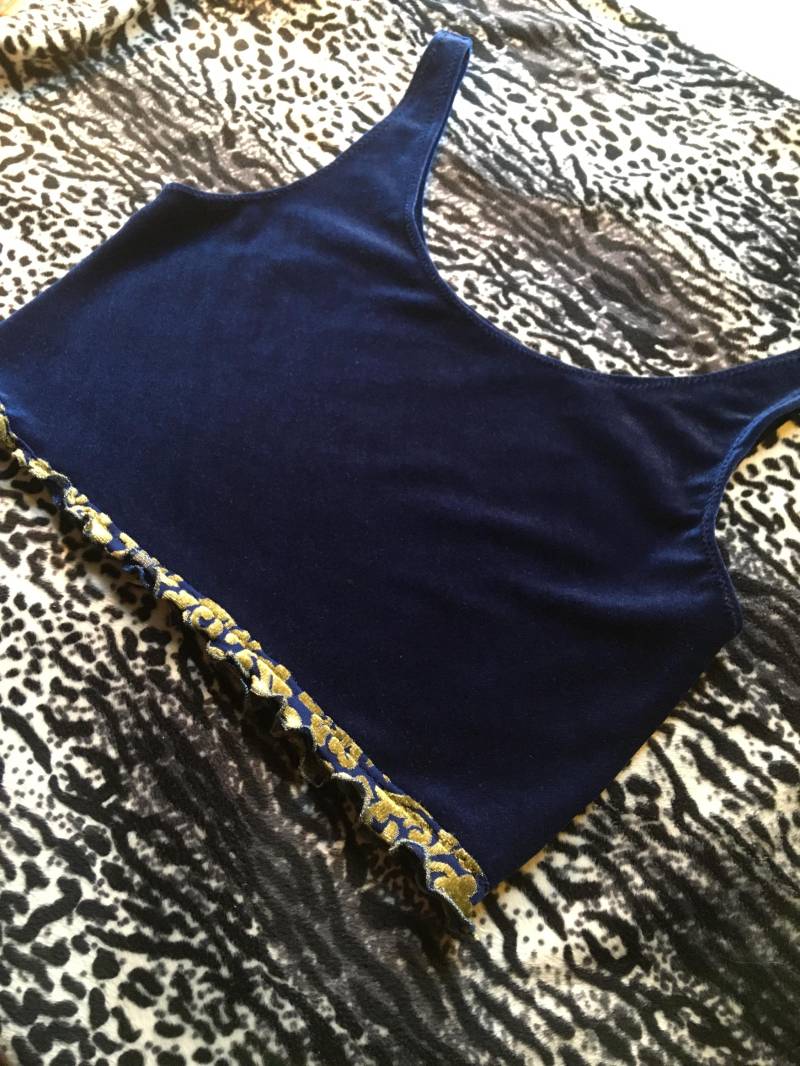 Crop Top Aus Samt, Handgearbeitetes Einzelstück von M25HandmadeUpcycling