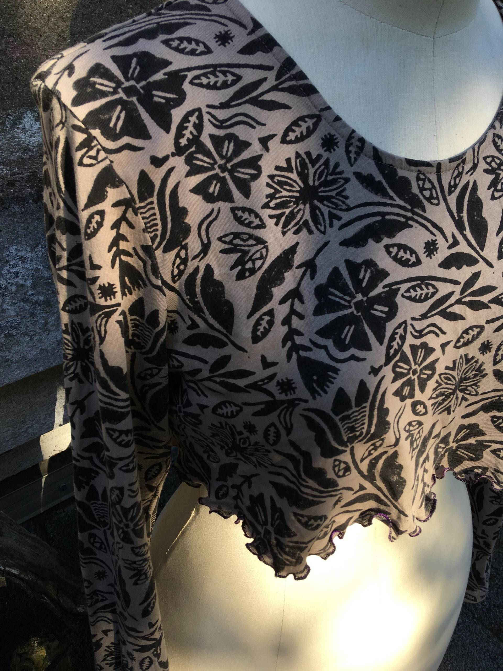 Langarm Shirt, Bauchfrei Geschnitten, Mit Blumen Druck Und Rollsaum, Größe M von M25HandmadeUpcycling