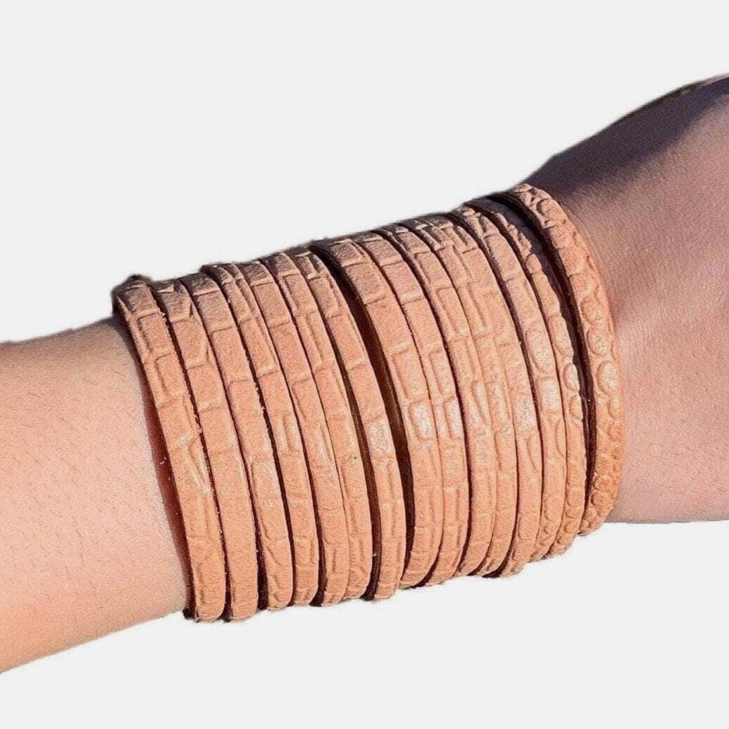 Ledermanschette Mit Geschnittenem Eidechsenprägungsleder, 3 "Breit in Nude-Farbe, Frauen-Handgelenkarmband, Boho-Manschette von M56Vintage