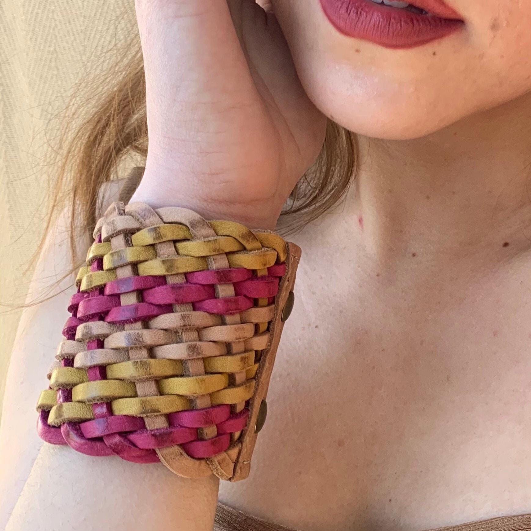 Mehrfarbige Gewebte Manschette, Artisanal Leder, Handgemachte Manschetten, Frauen Geflochtenes Armband, Breite Ledermanschette von M56Vintage