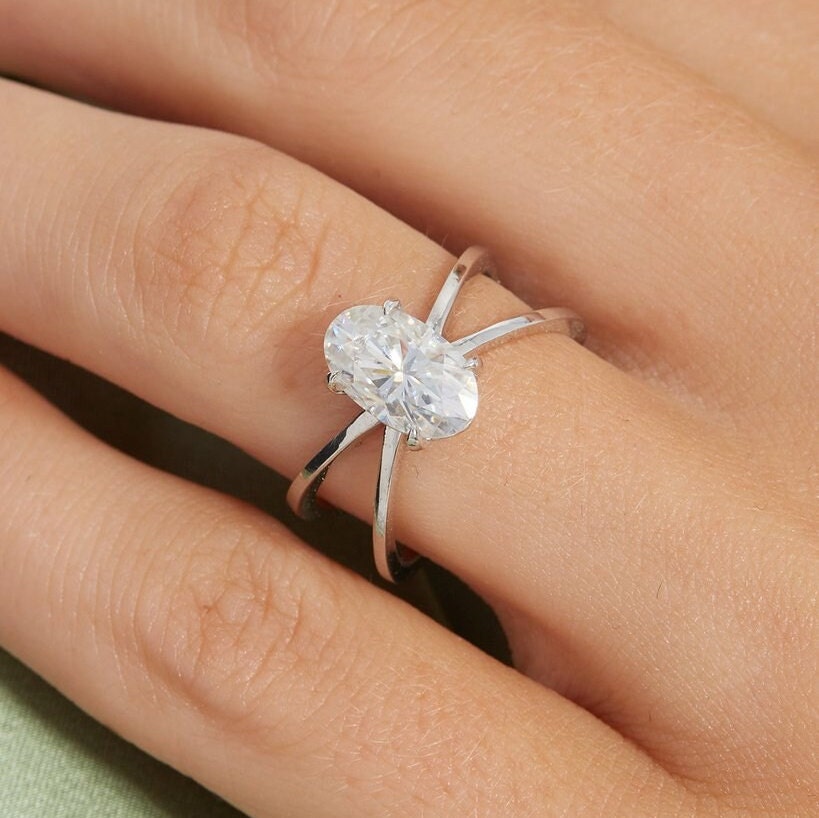 Ovaler Moissanit Einzigartiger Verlobungsring, Solitär Ring, 1.40Ct Weiß Oval Ehering, Verlobungsring Für Sie von MAAHIAJEWEL