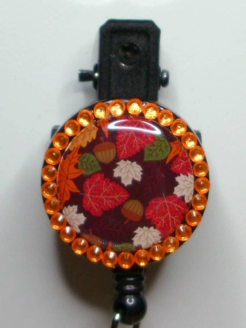 Herbstlaub Design Abzeichen Rolle Mit Neon Orangen Strasssteinen von MADCreationsShop