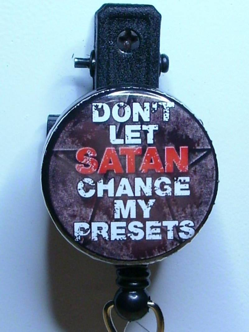 Supernatürliches Zitat "Don " T Let Satan Change My Presets"-Abzeichen von MADCreationsShop