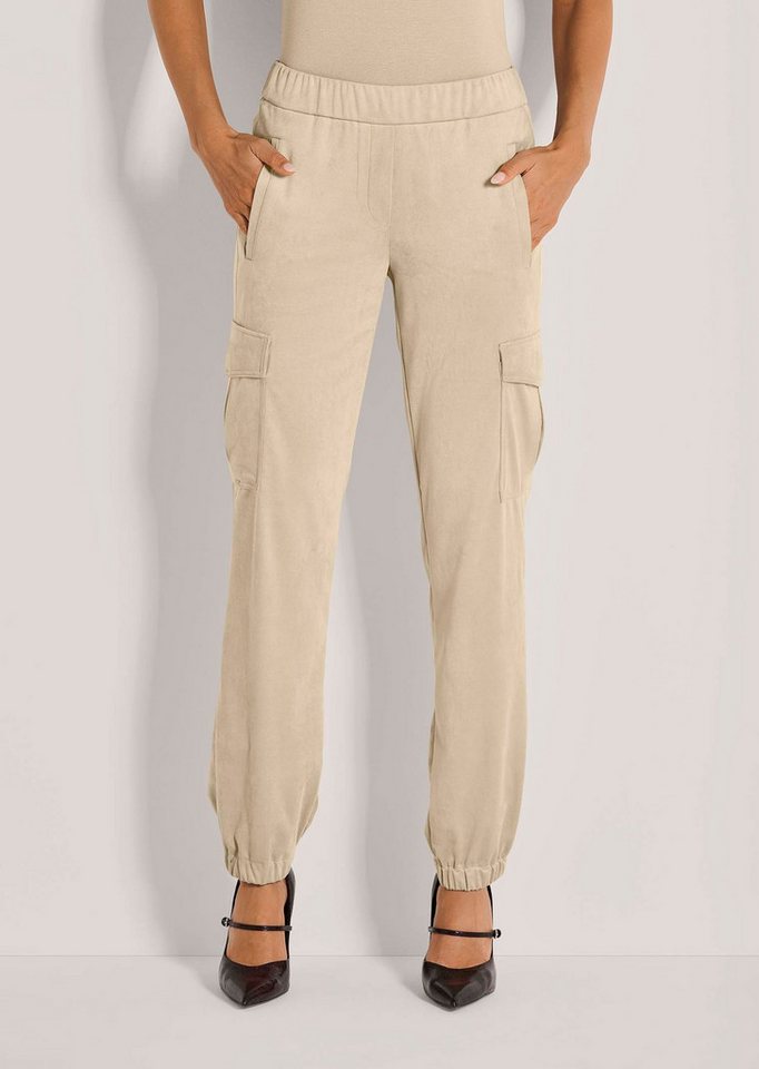 MADELEINE Cargohose Kurzgröße: Stoffhose in Cargo-Optik Micro-Velours-Hose, elastischer Bund, Cargodetails, seitliche Taschen von MADELEINE