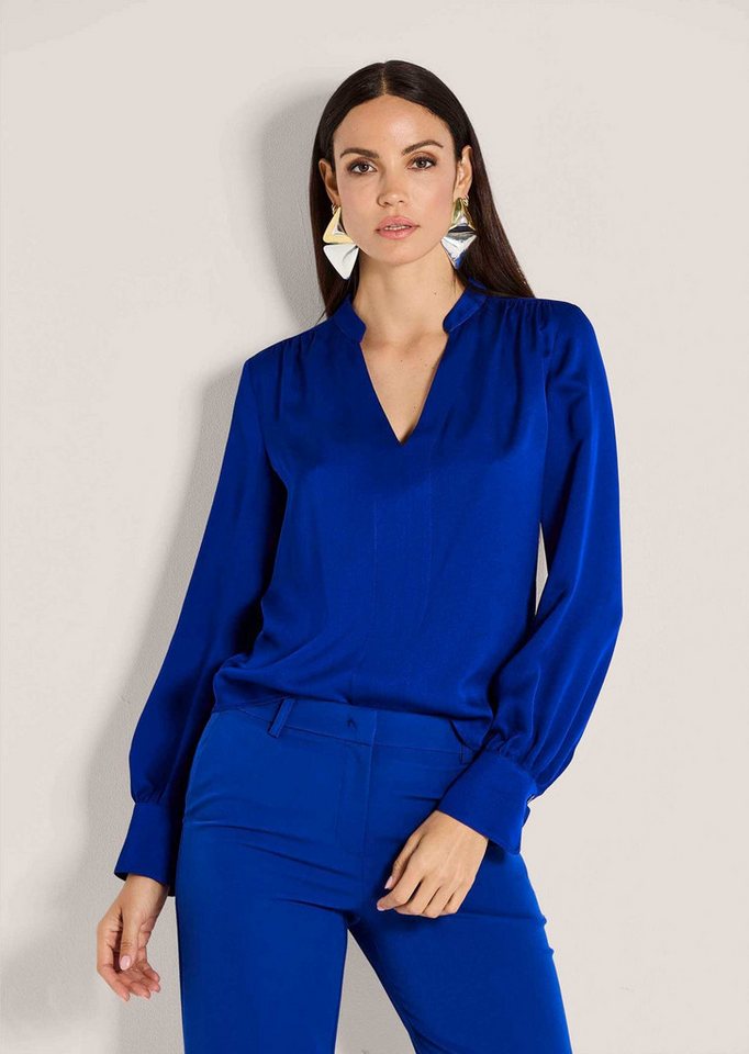 MADELEINE Langarmbluse Elegante Viskosebluse mit Stehkragen Satin-Glanz, V-Ausschnitt, Stehkragen, Langarm MADELEINE Langarmbluse Elegante Viskosebluse mit Stehkragen Satin-Glanz, V-Ausschnitt, Stehkragen, Langarm von MADELEINE