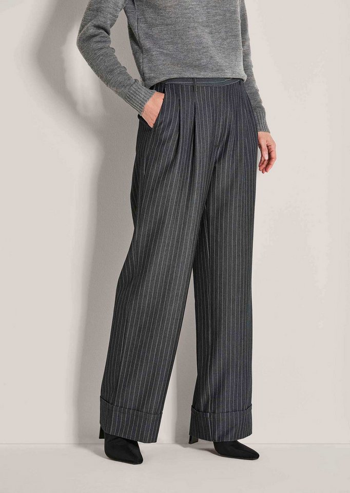 MADELEINE Stoffhose Kurzgröße: Nadelstreifenhose mit weitem Bein Businesshose mit stilvollen Bundfalten, bequemem Formbund und Taschen von MADELEINE