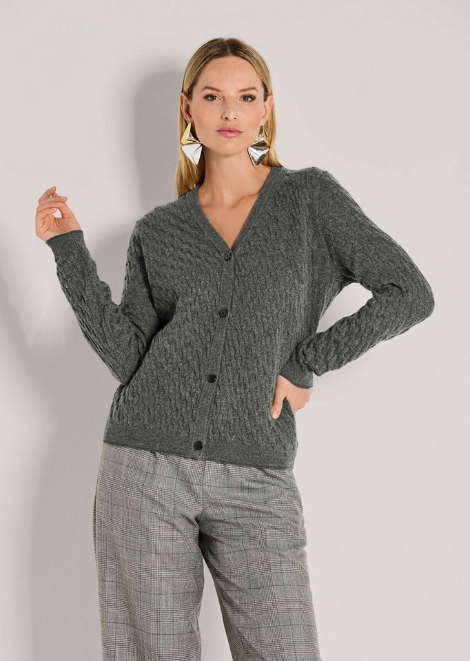 MADELEINE Strickjacke Stilvolle Maschenjacke mit Zopfmuster Strickjacke mit V-Ausschnitt, Knopfleiste und Langarm von MADELEINE