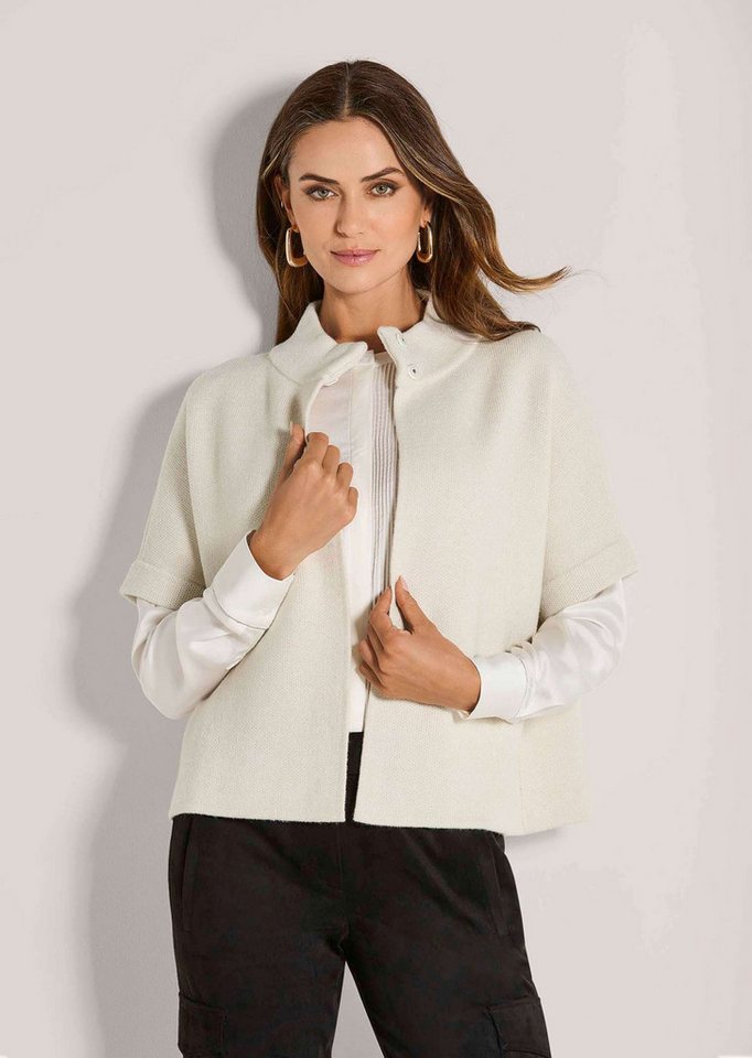 MADELEINE Strickjacke Moderne Strickjacke im Cape-Design Ärmellose Jacke mit Stehkragen und Druckknöpfen von MADELEINE