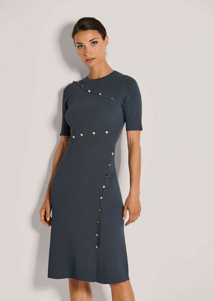 MADELEINE Strickkleid Elegantes Kleid mit Zierknöpfen Kleid mit Rundhalsausschnitt, knieumspielende Länge, halblange Ärmel von MADELEINE