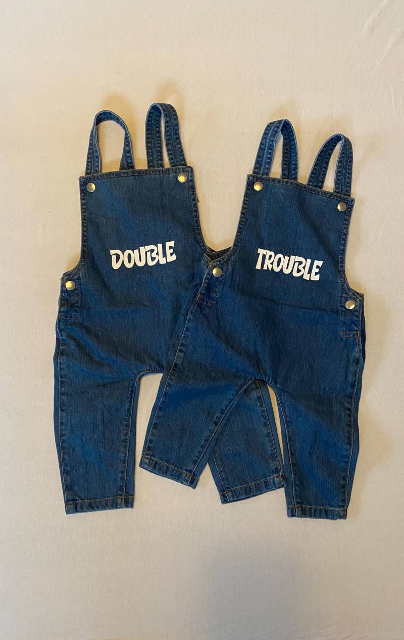 Latzhose „Double Trouble" Im Set Für Zwillinge Und Geschwister. Kinderkleidung, Babykleidung, Twins, Mehrlinge Latzhose „Double Trouble" Im Set Für Zwillinge Und Geschwister. Kinderkleidung, Babykleidung, Twins, Mehrlinge von MADEforTWINSshop