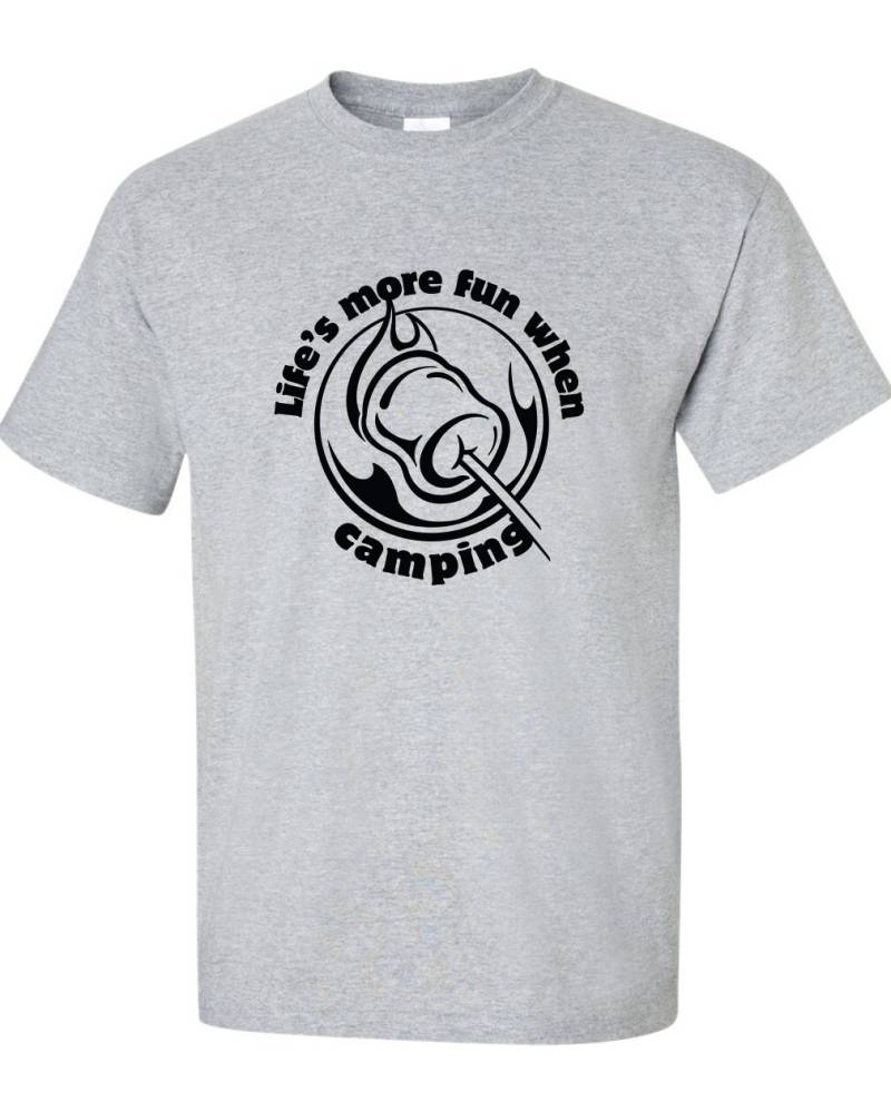 Das Leben Macht Mehr Spaß, Wenn Camping Life Es S " More Camp Shirt T-Shirt Mens Ladies Womens Youth Kids Funny Geek Wanderfeuer Ml-389 von MADLABSTEES